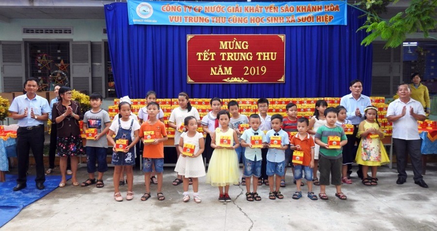 Tặng quà đến học sịnh trường Tiểu học Suối Hiệp (H. Diên Khánh).jpg