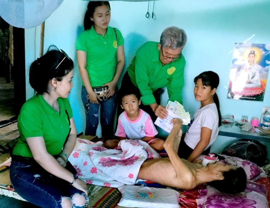 Trao tiền cho người bệnh.jpg