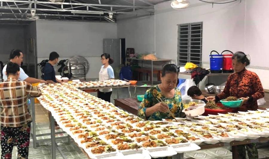 Đồng Tháp: Quảng Hương Già Lam, Long Sơn tặng quà ảnh 1 Chuan bi com bun chay.jpg