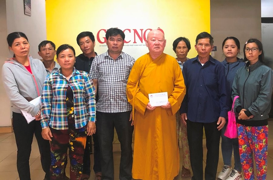 Ban TTXH báo Giác Ngộ trao tiền bạn đọc đến bệnh nhân ảnh 1 CT T10 - 1.jpeg