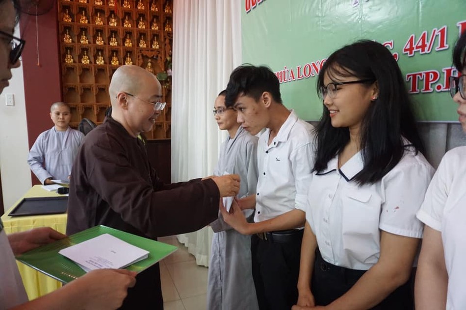 Chùa Long Phước trao học bổng cho học sinh, sinh viên ảnh 1 hoc-bong.jpg