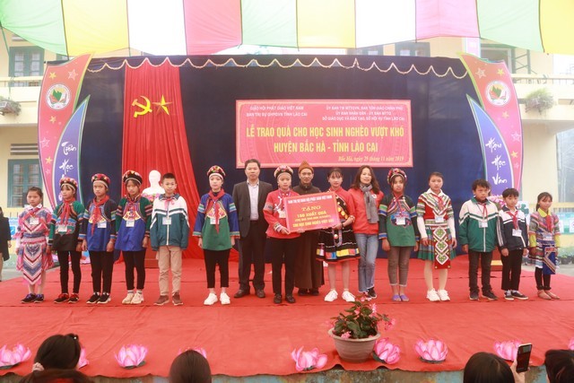 Ban HDPT T.Ư trao quà cho học sinh ở Lào Cai ảnh 1 img_3322.jpg