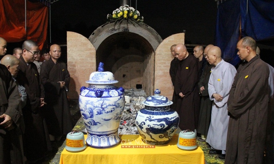 Xá-lợi xương Trưởng lão HT.Thích Trí Quang thờ tại chùa Từ Đàm; 2 phần nhỏ tro thỉnh về chùa Già Lam (TP.HCM) và chùa Đại Giác (Quảng Bình) - Ảnh: Quảng Điền IMG_7108.jpg