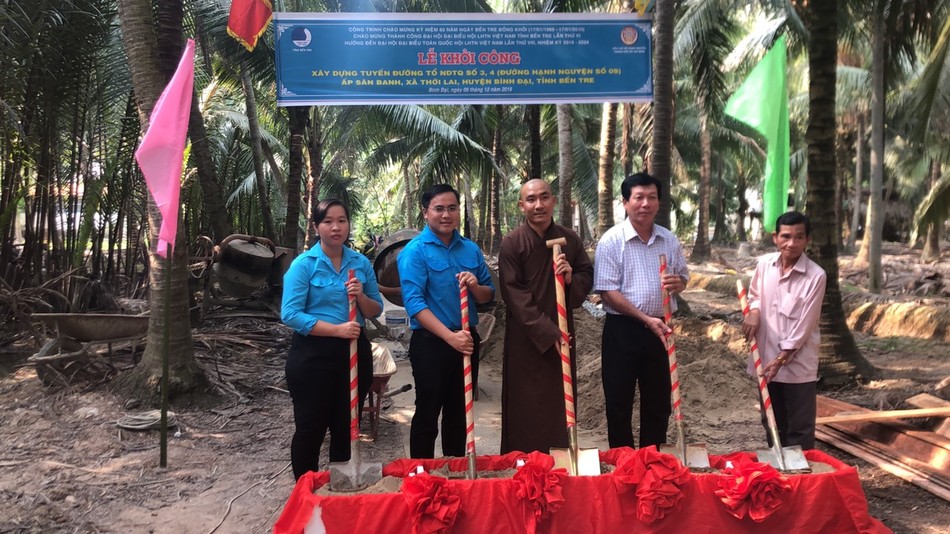 Nhóm từ thiện bê-tông hóa đường nông thôn cho dân ảnh 1 z1650543492002_ee29174996221846d68f2d03bb15edc6.jpg