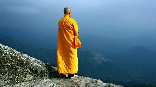 NGÔI CHÙA CỔ KÍNH ẨN HIỆN GIỮA RỪNG CÂY XANH THẲM