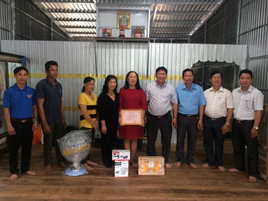 Le ban giao nha tinh thuong va tang qua cho ho ong Trao.jpg