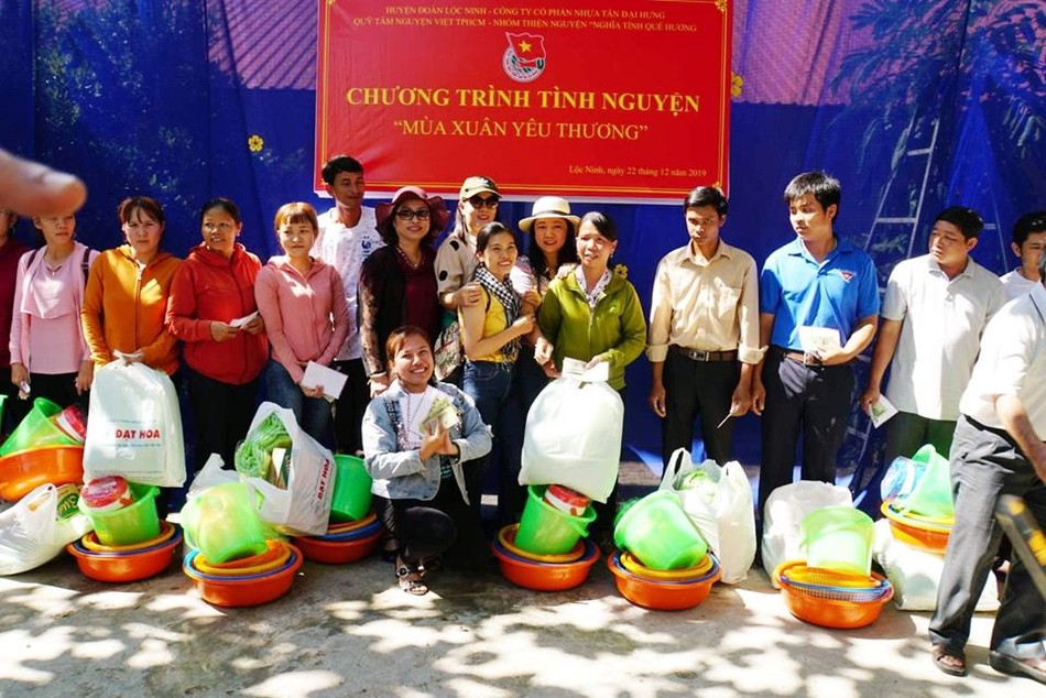 Trao quà Tết đến “nạn nhân da cam”, học sinh ảnh 2 Tang qua cho GV kho khan.jpg