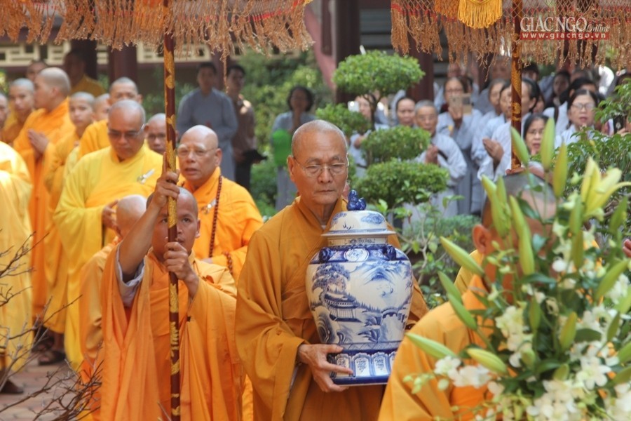 Cung thỉnh xá-lợi Trưởng lão HT.Thích Trí Quang nhập tháp ảnh 4 1tudam3.jpg