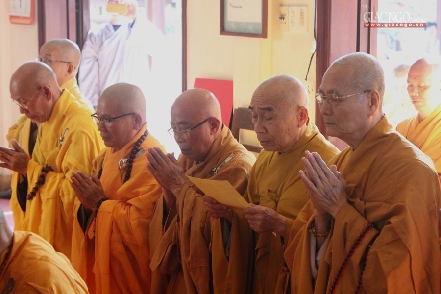 Cung thỉnh xá-lợi Trưởng lão HT.Thích Trí Quang nhập tháp ảnh 3 1tudam4.jpg