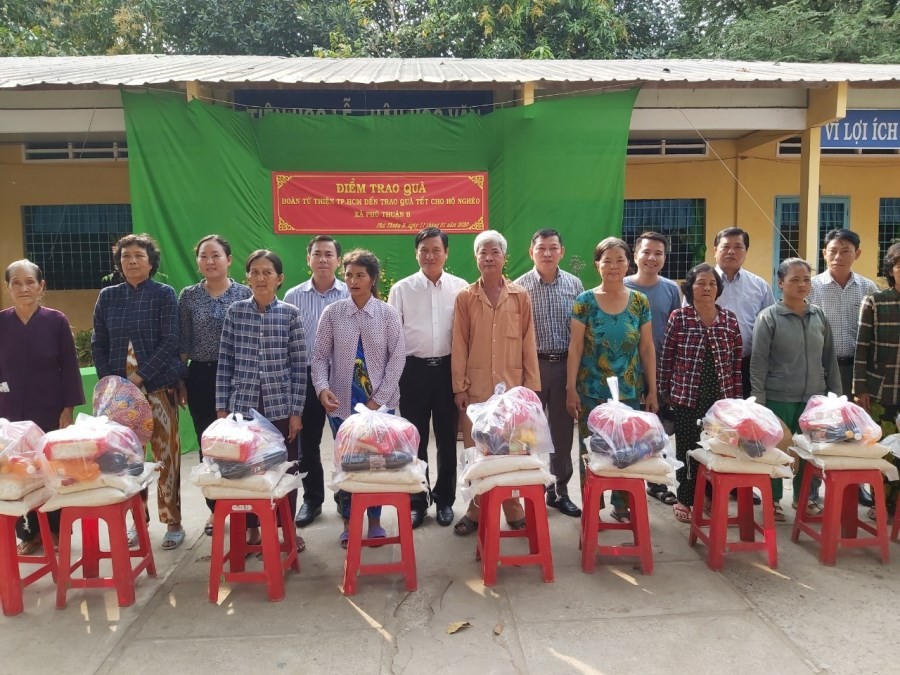 Nhiều đơn vị chia sẻ quà Tết đến gia đình khó khăn ảnh 7 Chi trung 2.jpg