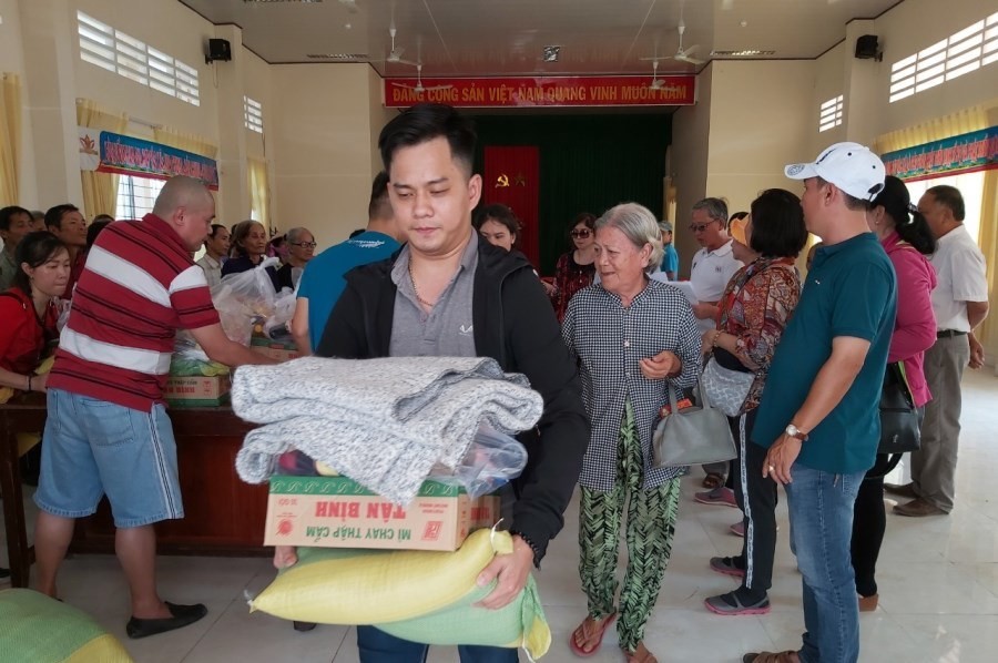 TRAO QUA CHO CAC HOA CANH KHO KHAN.jpg