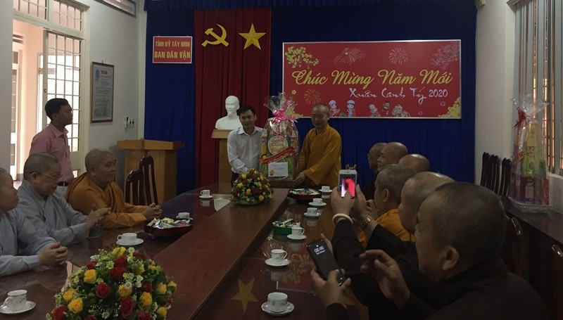 BTS Phật giáo tỉnh chúc tết Ban Dân vận Tỉnh uỷ.JPG