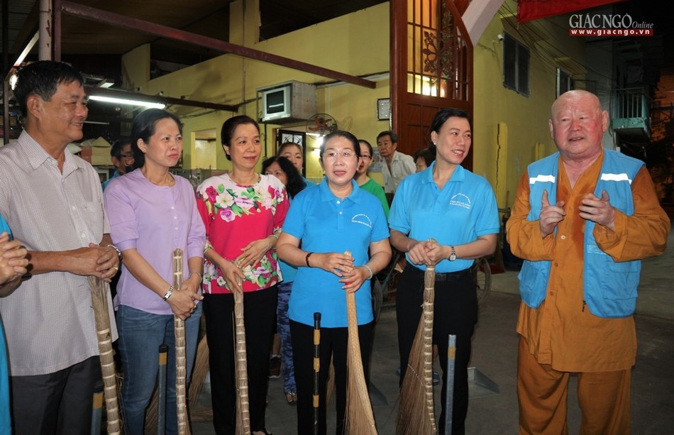 Nhà chùa, lãnh đạo TP cùng làm sạch phố phường ảnh 6 quetrac.1.jpg