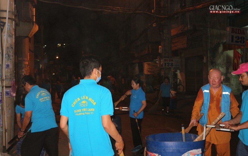 Nhà chùa, lãnh đạo TP cùng làm sạch phố phường ảnh 1 quetrac.2a.jpg