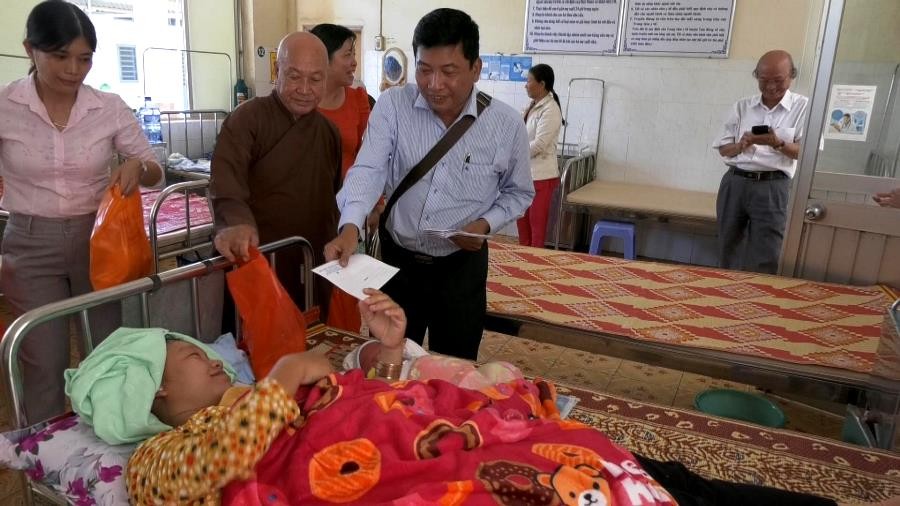 Dai duc Thich Chon Thang va PCT  UBND huyen tham tang qua san phu tai TTYT huyen TN chieu 30 Tet.JPG