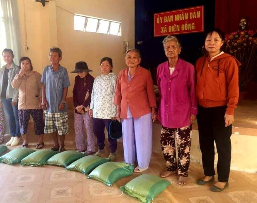 Chị Nguyệt - Đại diện CLB  (bên phải ngoài cùng) trao gạo hàng tháng cho hộ nghèo.jpg