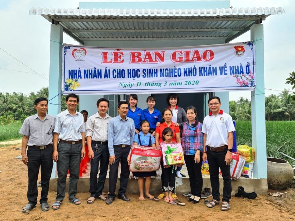 trao nha vinhlong.jpg