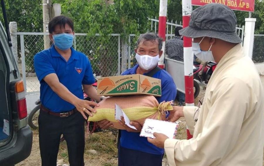 Nhiều đơn vị trao quà tại khu cách ly và người bán vé số ảnh 3 Tang Mi goi gao tien o HTN.jpg