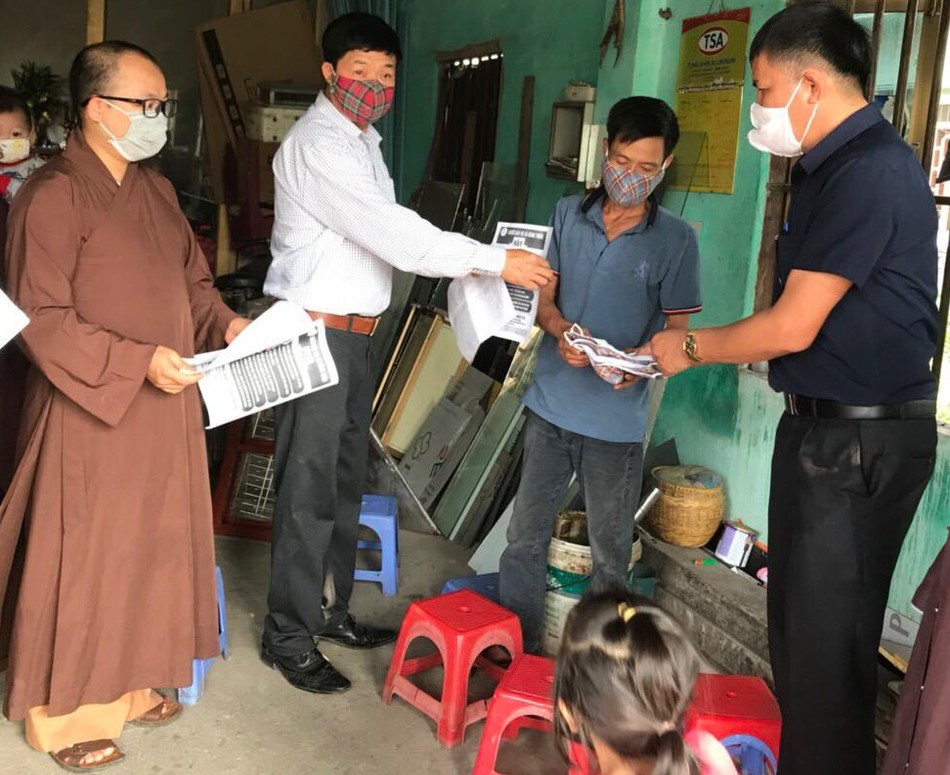 Trao quà khu cách ly và kinh phí phòng dịch Covid-19 ảnh 3 03.jpg