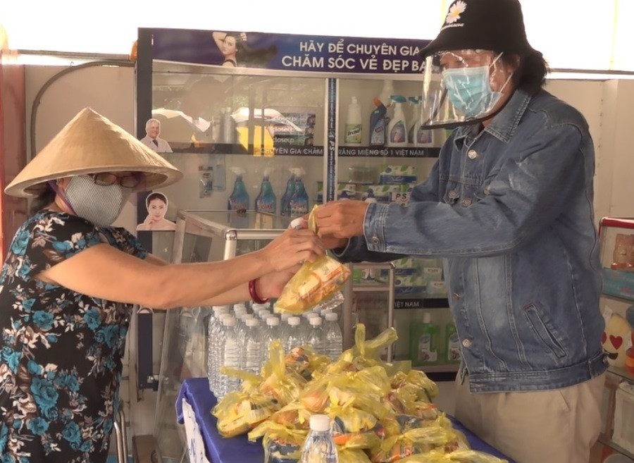 nguoi dan den nhan qua mien phi 7.jpg