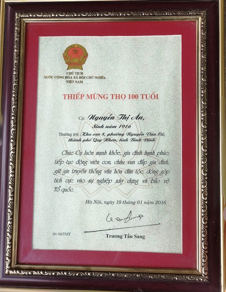 Thiếp mừng thọ 100 tuổi của cụ Ân do Chủ tịch nước Trương Tấn Sang trao tặng vào năm 2016 3.jpg