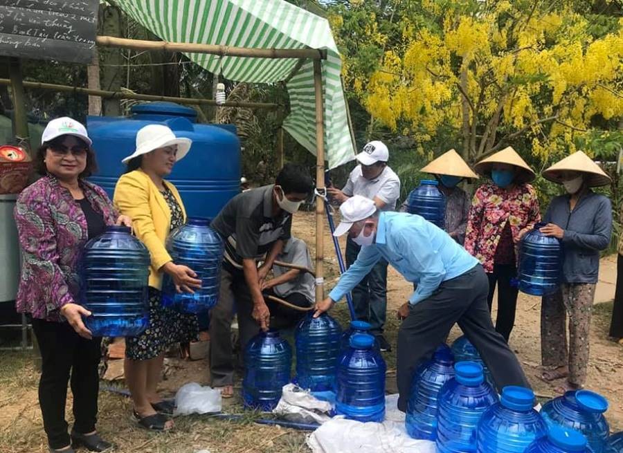 Hiến máu nhân đạo, tặng quà, bồn chứa nước đến hộ nghèo ảnh 4 Tang binh chua nuoc.jpg