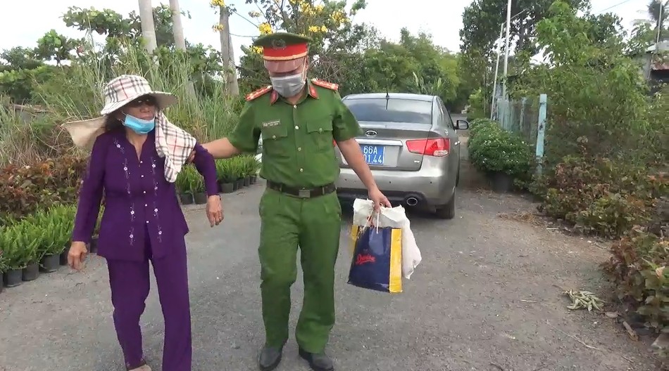 ll cong an dua ba Thanh ve nha.jpg