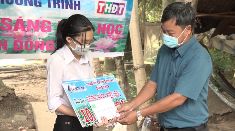 trao hoc bong em Duyen.jpg