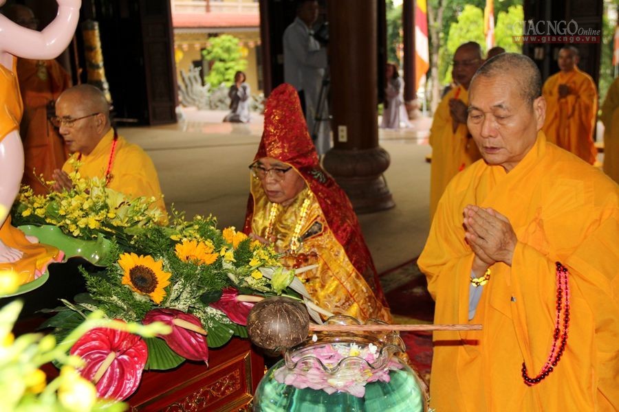 TT-Huế: Lễ khai kinh, Mộc dục, bắt đầu tuần lễ Phật đản ảnh 2 2.jpg