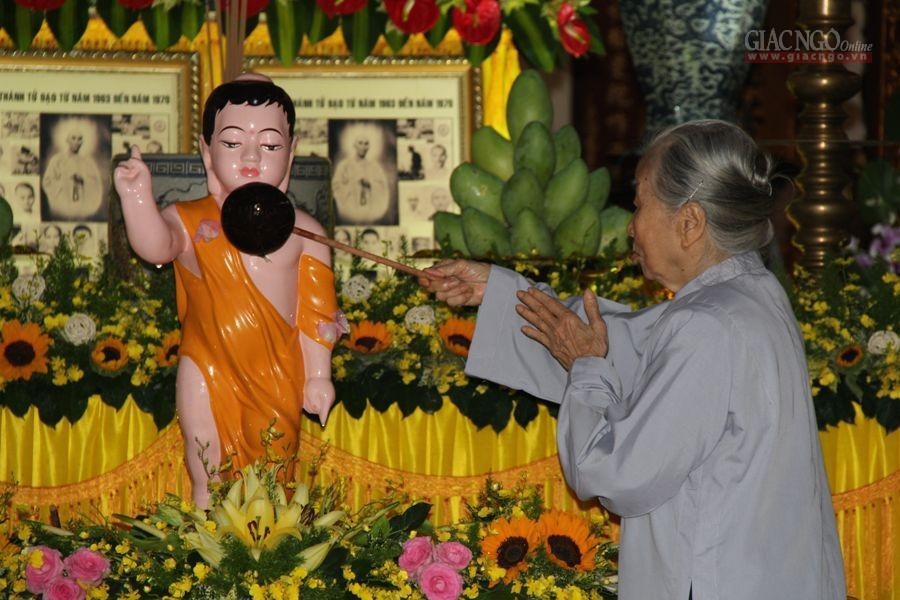 TT-Huế: Lễ khai kinh, Mộc dục, bắt đầu tuần lễ Phật đản ảnh 5 6.jpg