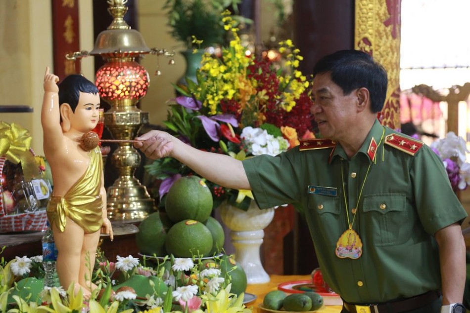 Các phái đoàn T.Ư, TP.Hà Nội chúc mừng Phật đản TƯGH ảnh 5 a hn 5.jpg