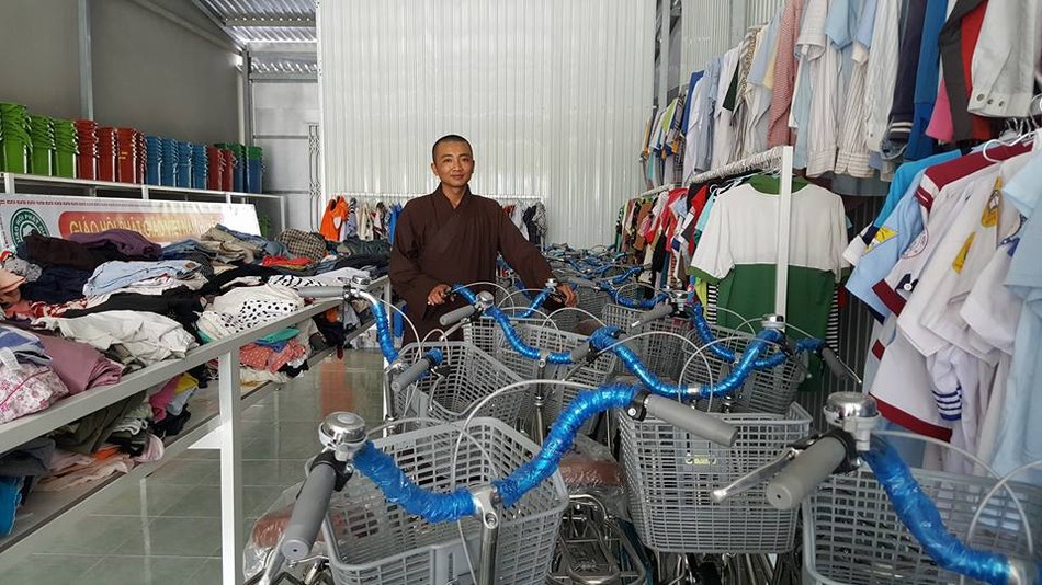DD Thich Chon Tri Chuan bi xe dap de tang hoc sinh kho khan.jpg