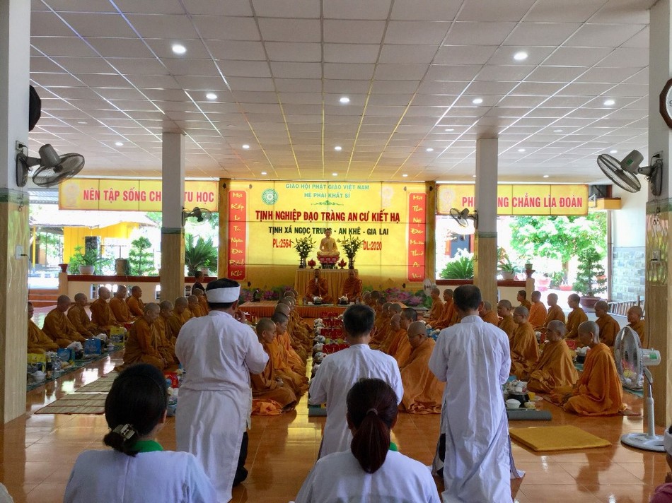 Chư Tăng Ni Khất sĩ Gia Lai tác pháp An cư ảnh 4 h5. Phật tử cúng dường Ngọ trai tại hạ trường Ngọc Trung.jpg