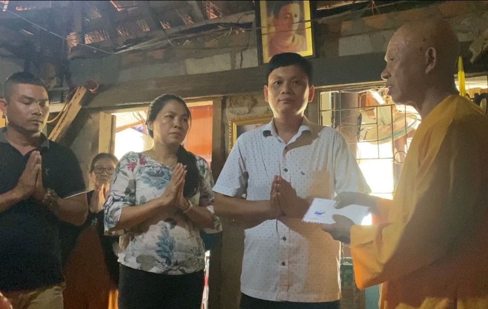 HT Thích Quảng Tâm - Trụ trì chùa Linh Thứu (Nha Trang) đang quản lý chùa Thanh Sơn, tiếp nhận tấmlòng của phật tử.jpg