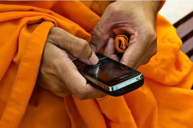 Cổng chùa, tu viện đóng và mở theo thanh quy, nhưng với thời đại hôm nay, qua chiếc điện thoại, máy tính có kết nối internet, cánh cửa xã hội mở toang bất kể thời giờ, xóa bỏ mọi ranh giới - Ảnh minh họa TangNi.jpg