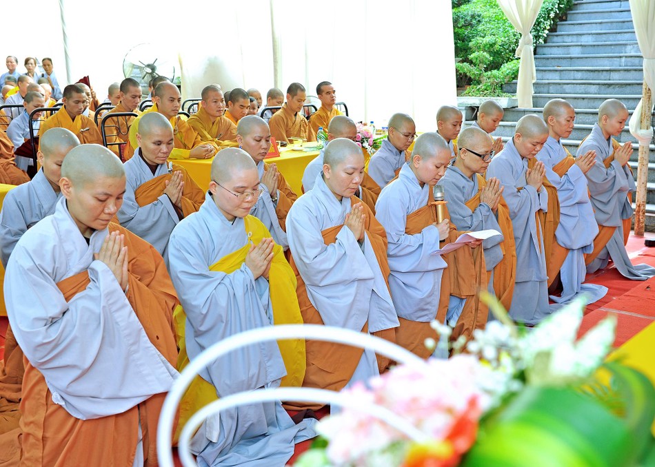 Sư cô Thích Nữ Thuần Pháp đại diện chư hành giả an cư tác bạch cầu pháp.jpg