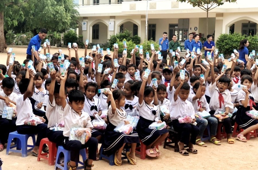 Khánh thành 4 cầu bê-tông, tặng quà học sinh, người nghèo ảnh 4 Các học học sinh nhận quà.jpg
