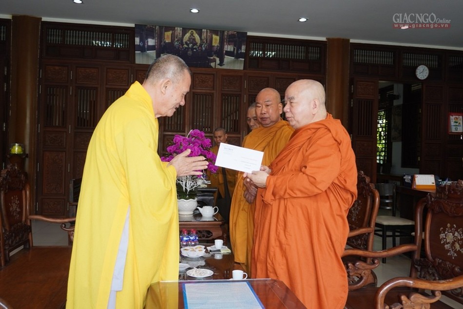 BTS Phật giáo TP.HCM tiếp tục thăm trường hạ ảnh 5 11gl.jpg