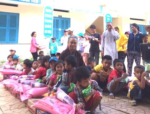 Khánh thành cầu, tặng quà, phẫu thuật mắt ảnh 6 image1.jpeg