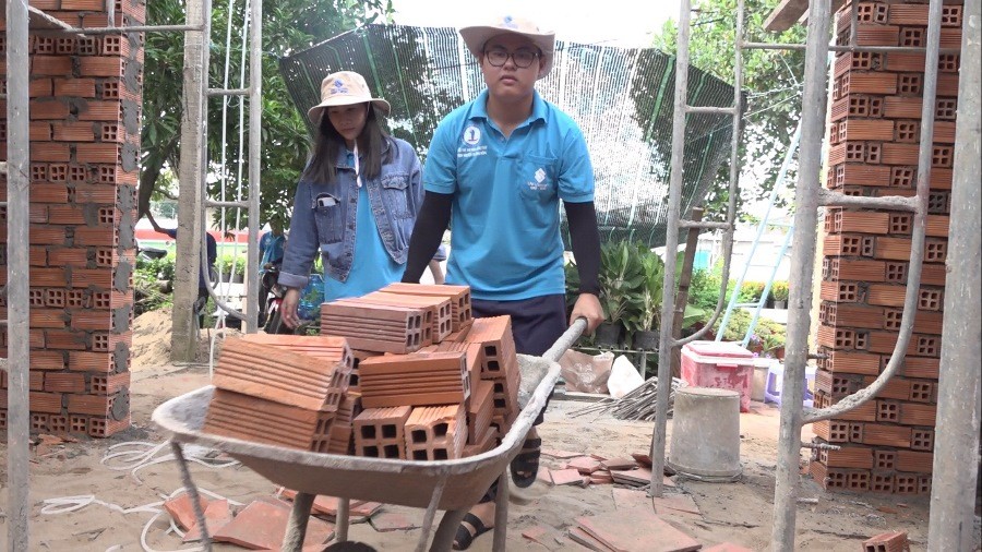 “Ngôi nhà 5 ngàn đồng”, tổ ấm của sinh viên nghèo ảnh 2 tham gia xay nha 2.jpg