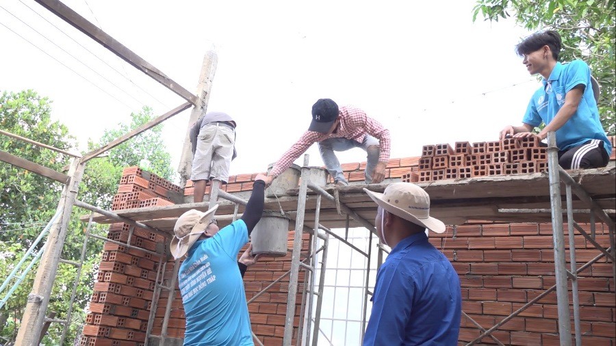 “Ngôi nhà 5 ngàn đồng”, tổ ấm của sinh viên nghèo ảnh 1 tham gia xay nha 4.jpg