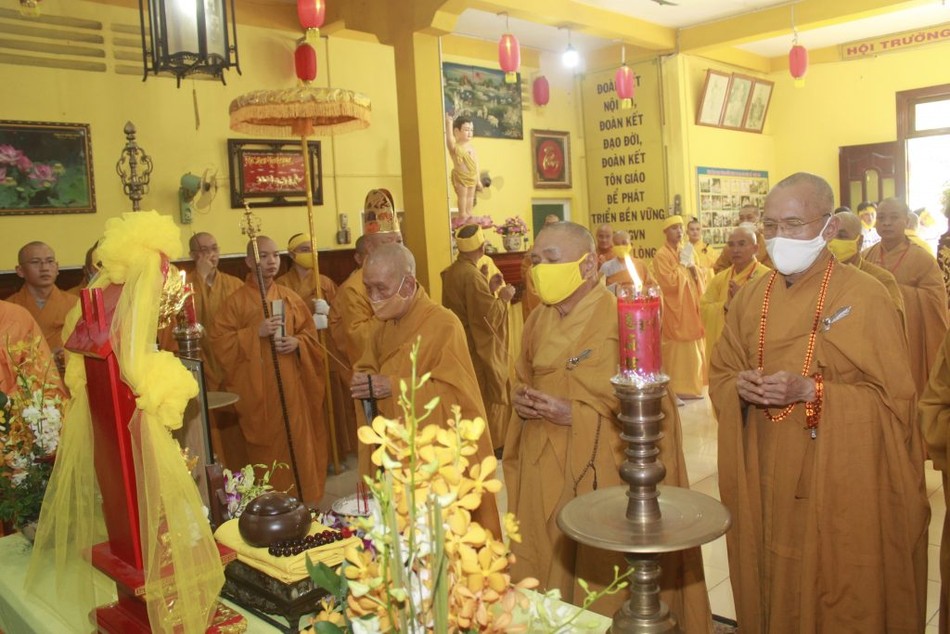 Phụng tống kim quan HT.Thích Thiện Huệ nhập tháp ảnh 6 dongthap 4.jpg