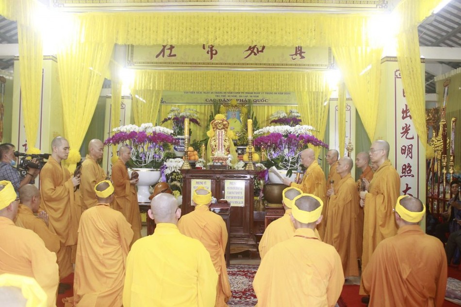 Phụng tống kim quan HT.Thích Thiện Huệ nhập tháp ảnh 8 dongthap 7.jpg