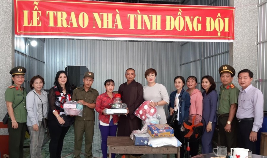 Tang nha tinh dong doi va qua.jpg
