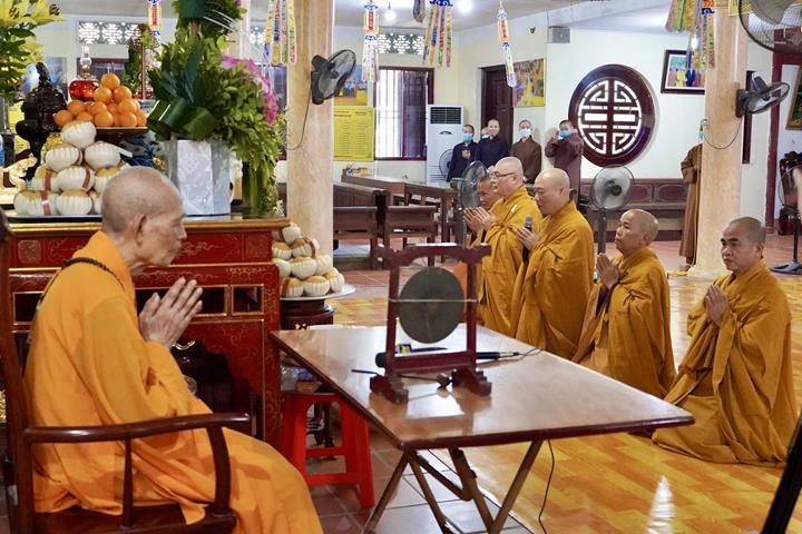 Chư tôn đức BTS GHPGVN TP.Hà Nội đảnh lễ Đức Pháp chủ ảnh 1 baotrinh 1.jpg