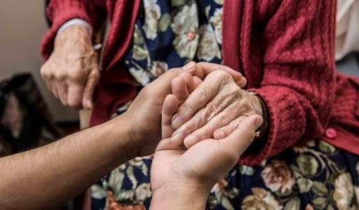 Báo hiếu người mẹ từng bỏ rơi mình lúc mấy ngày tuổi ảnh 2 cau-chuyen-tra-on-nguoi-me-tung-bo-roi-minh-khien-ai-cung-xuc-dong.jpg