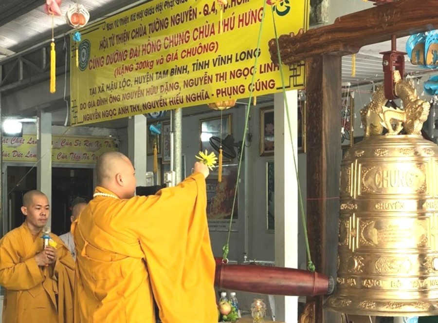 Cúng dường đại hồng chung, xây cầu bê-tông, tặng quà ảnh 1 mp.jpg