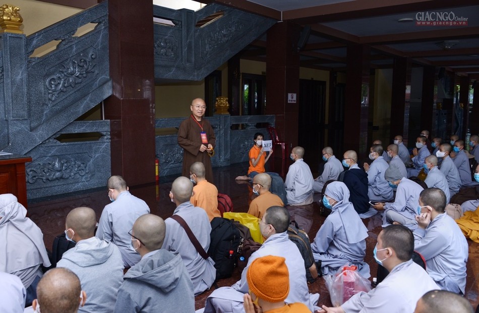 Đưa Tăng Ni lên Học viện (5).jpg