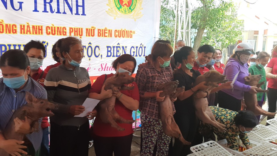 Bà Mai Thị Hạnh và nhóm thân hữu trao quà tại Tri Tôn ảnh 3 20200913_095724.jpg