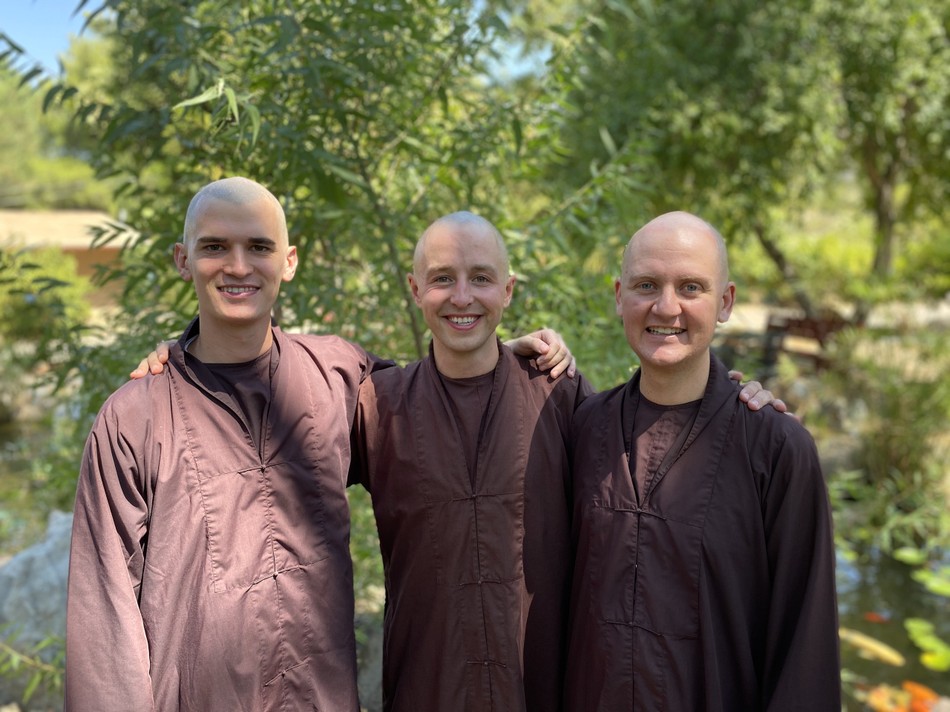 Tăng đoàn Làng Mai thêm 3 vị xuất sĩ ảnh 4 18-scaled.jpg